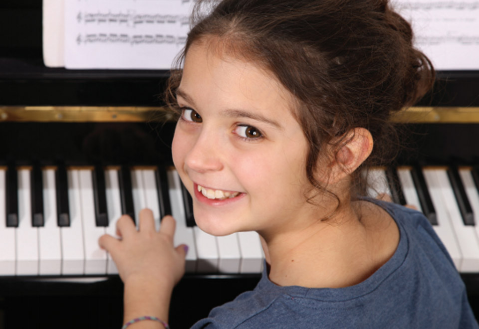 小女孩正在弹钢琴