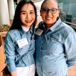 两名女学生在2019贸易博览会上