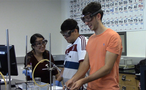 学习助手(左)在化学实验室帮助学生。