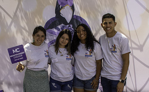 MC梦联盟俱乐部的学生参加了萨尔瓦多的美国一天的节日。