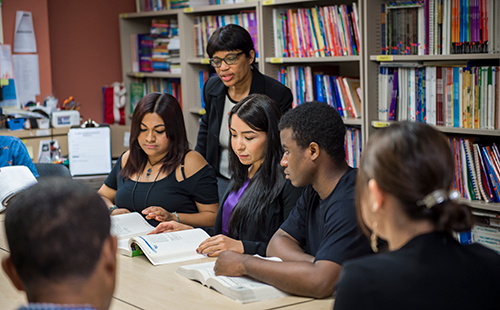 《美国职场英语》的学生在图书馆学习